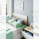 Dormitorio juvenil KEI moderno con cabecero colgado y mesita de noche blanca y roble Canadian