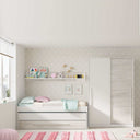 Dormitorio juvenil moderno y funcional con cama compacta, armario corredero y estante de pared en colores blanco artik y velho.