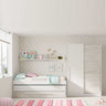 Dormitorio juvenil moderno y funcional con cama compacta, armario corredero y estante de pared en colores blanco artik y velho.