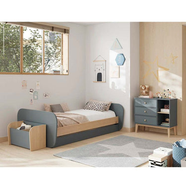 Cama nido juvenil ESTEBAN blanca con detalles de madera natural y cajón inferior extraíble para almacenar o como segunda cama.
