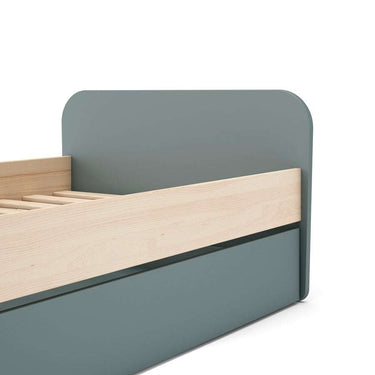 Cama nido juvenil ESTEBAN con cajón inferior y detalles en madera natural, diseño blanco cera.