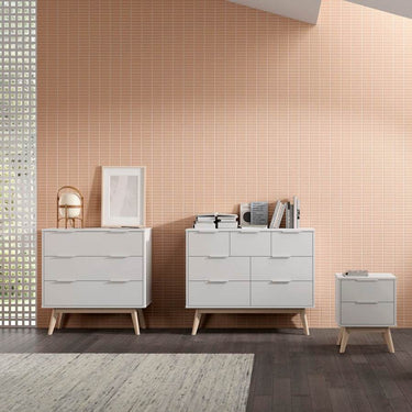 Mesita de noche blanca CAMP de dos cajones en dormitorio moderno con acabado natural y laminado