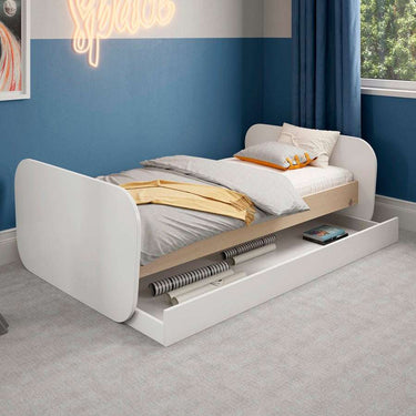 Cama nido juvenil ESTEBAN en blanco con detalles de madera natural y cajón inferior extraíble.