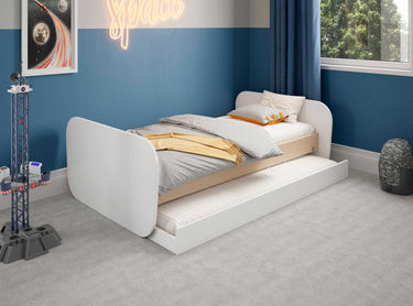 Cama nido juvenil ESTEBAN en blanco con detalles en madera natural y cajón inferior con ruedas para almacenamiento o segunda cama.