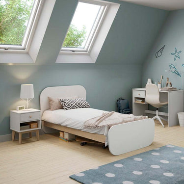 Cama juvenil ESTEBAN en dormitorio moderno con acabado blanco y madera natural