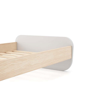 Cama juvenil ESTEBAN diseño moderno con estructura laminada y madera natural.