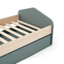 Cama nido juvenil ESFANIA blanca con detalle en madera natural y cajón inferior con ruedas para almacenamiento o segunda cama.