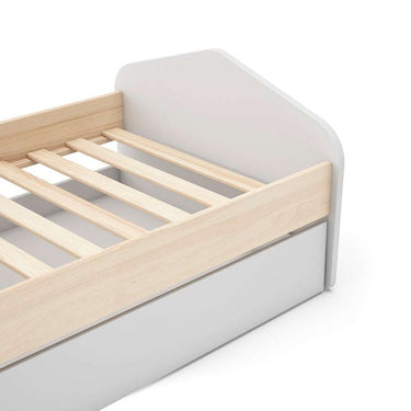Cama nido juvenil ESFANIA en blanco con detalles de madera natural y cajón inferior con ruedas para almacenaje o segunda cama.