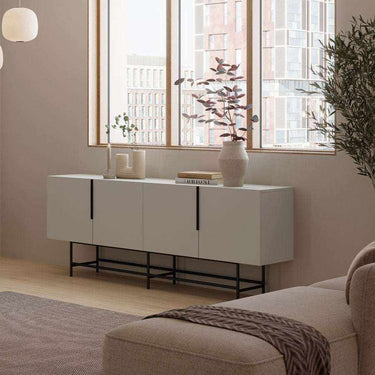 Aparador buffet Eldia Perla 4 puertas color perla con patas metálicas