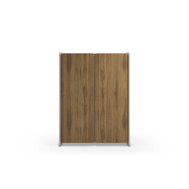 Aparador salón BOUCLEON roble con estructura crema y puertas de madera para almacenamiento elegante