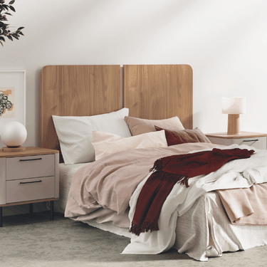 Cabecero cama CAPRI modelo Tiberio diseño moderno con línea central y esquinas curvas en dormitorio de matrimonio.