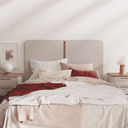 Cabezal cama CAPRI modelo Tiberio en dormitorio de matrimonio con diseño dividido y esquinas curvas