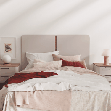 Cabezal cama CAPRI modelo Tiberio en dormitorio de matrimonio con diseño dividido y esquinas curvas