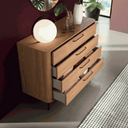 Cómoda dormitorio CAPRI de 4 cajones con diseño moderno y patas negras
