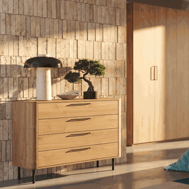 Cómoda dormitorio CAPRI de 4 cajones con diseño moderno y patas negras, disponible en varios colores.