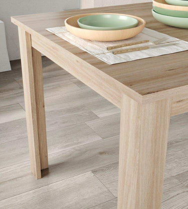 Mesa de comedor extensible Alegra con pata en L y acabado en melamina de alta calidad.