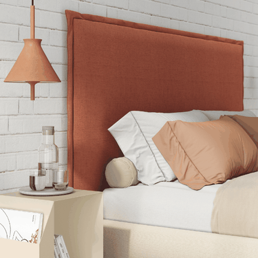 Cabecero tapizado mod. GIO en lino para dormitorio matrimonio, detalle de solapa, colores verde, rojo y marfil, fabricado en España.