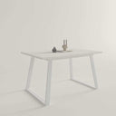 Mesa comedor fija BIANCA con patas metálicas en trapecio y tablero laminado resistente.