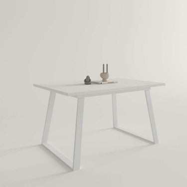Mesa comedor fija BIANCA con patas metálicas en trapecio y tablero laminado resistente.