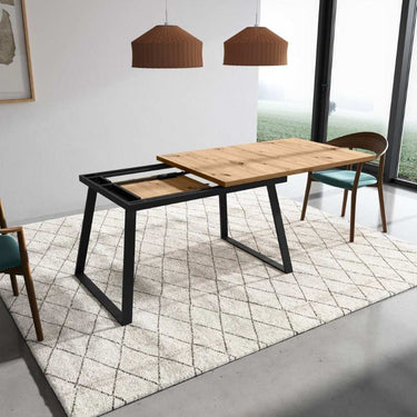 Mesa de comedor extensible Alessandra en madera laminada con patas metálicas estilo trapecio