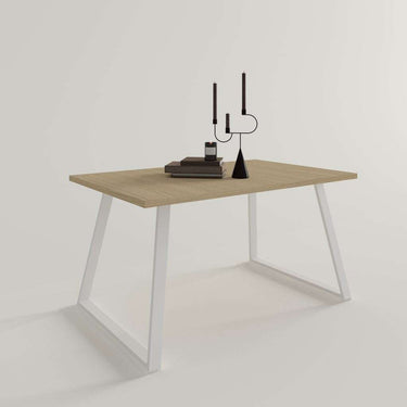 Mesa comedor fija BIANCA con patas metálicas trapecio, varios colores y medidas, diseño sólido y contemporáneo.