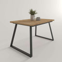 Mesa de comedor extensible rectangular AGNESE con patas trapecio y chasis de hierro, fabricada en España.