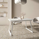 Mesa de comedor extensible AGNESE con patas trapecio y sistema semi-automático de apertura.