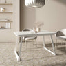 Mesa de comedor extensible AGNESE con patas trapecio y sistema semi-automático de apertura.