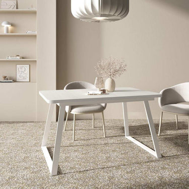 Mesa de comedor extensible AGNESE con patas trapecio y sistema semi-automático de apertura.