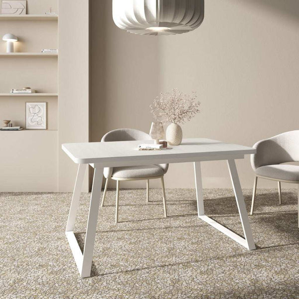 Mesa de comedor extensible AGNESE con patas trapecio y sistema semi-automático de apertura.