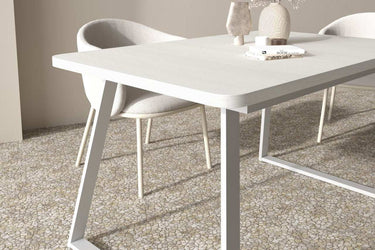 Mesa de comedor extensible AGNESE rectangular con patas trapecio y sistema semi-automático, fabricada en España.