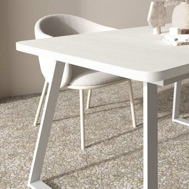 Mesa de comedor extensible AGNESE rectangular con patas trapecio y sistema semi-automático, fabricada en España.