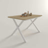 Mesa de comedor extensible LUNA con patas metálicas en X y sistema semi-automático de apertura en color roble natural.