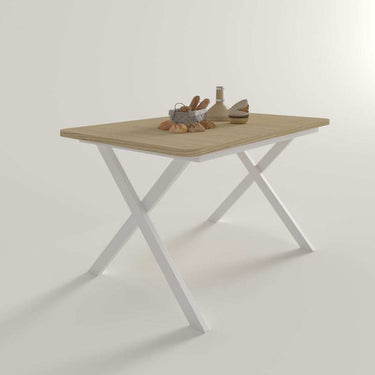 Mesa de comedor extensible LUNA con patas metálicas en X y sistema semi-automático de apertura en color roble natural.