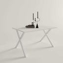 Mesa comedor fija GIA con patas metálicas en X y tablero laminado resistente