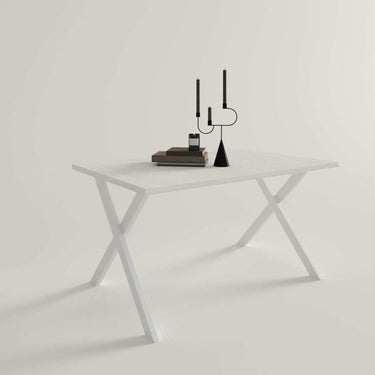 Mesa comedor fija GIA con patas metálicas en X y tablero laminado resistente