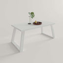 Mesa de centro fija GIADA con patas metálicas en trapecio, diseño contemporáneo y acabado en madera laminada.