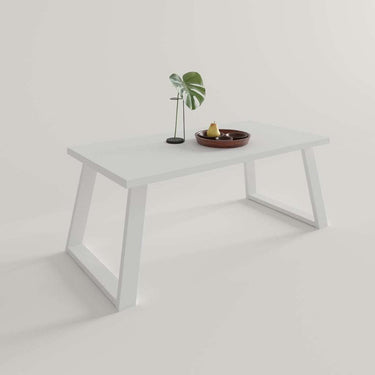 Mesa de centro fija GIADA con patas metálicas en trapecio, diseño contemporáneo y acabado en madera laminada.