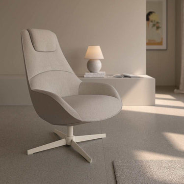 Butaca giratoria AMADA tapizada en tejido suave con base metálica 360 grados y diseño ergonómico