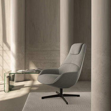 Butaca giratoria Mod. AMADA tapizada en tejido suave con base metálica y giro 360° en colores crema, gris y perla