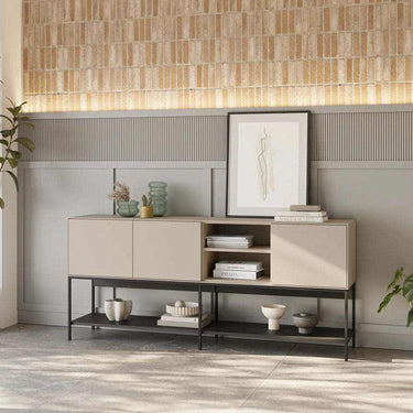 Aparador Arima de 3 puertas con patas metal negro en salón moderno