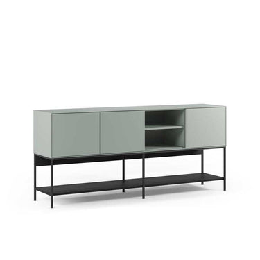 Aparador Arima moderno con tres puertas y patas de metal negro en sala