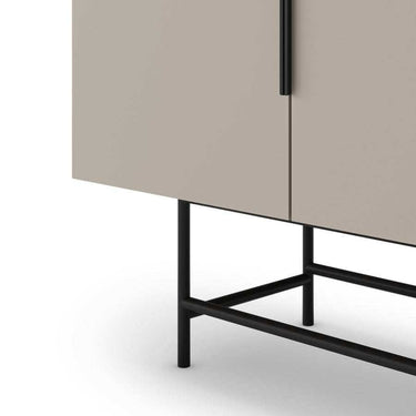 Aparador buffet Eldia Perla de 4 puertas color perla con patas metálicas