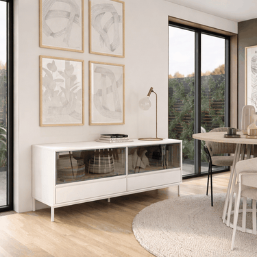 Aparador salón minimalista con puertas abatibles de cristal Parsol y cajones en cuatro colores y perfil de aluminio negro.