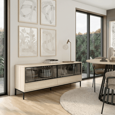 Aparador salón moderno con puertas de cristal y cajones, diseño elegante y minimalista.