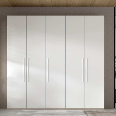Armario 5 puertas blanco, de acabado liso y cinco hojas batientes con tiradores verticales metálicos.