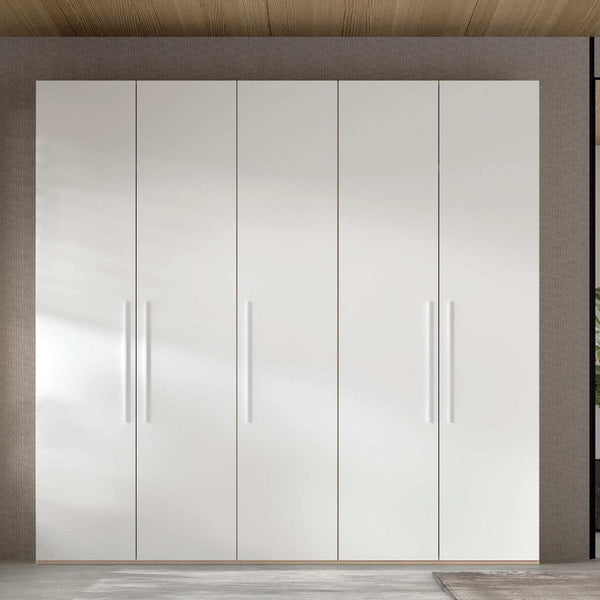 Armario 5 puertas blanco, de acabado liso y cinco hojas batientes con tiradores verticales metálicos.
