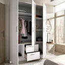 Armario con cajones blanco de 3 puertas y 2 cajones, en diseño moderno con tiradores metálicos, interior organizado para ropa colgada y doblada.