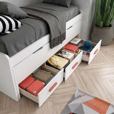 Cama compacta blanca de melamina con tres cajones abiertos y tiradores rosados; incluye el término Armario corredero.