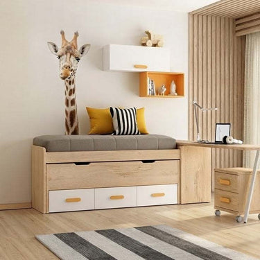 Cama compacta de madera clara con colchón gris, cajones blancos y tiradores mostaza; Armario corredero no visible.